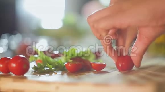 女士切樱桃西红柿作为家庭晚餐爱好平衡营养视频的预览图