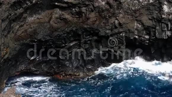 巨大的波浪撞击熔岩的悬崖两个游戏速度视频的预览图