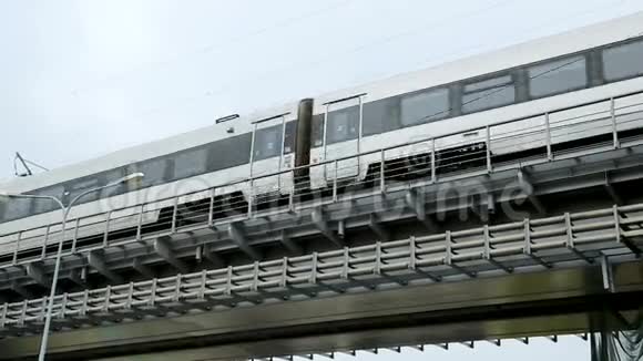 现代火车沿铁路桥梁公共交通城市地铁快速行驶视频的预览图