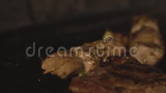 传统的民族菜Shashlik或shishkebab是在Lowmo餐厅的烤箱里煮熟或烤的猪肉碎片视频的预览图