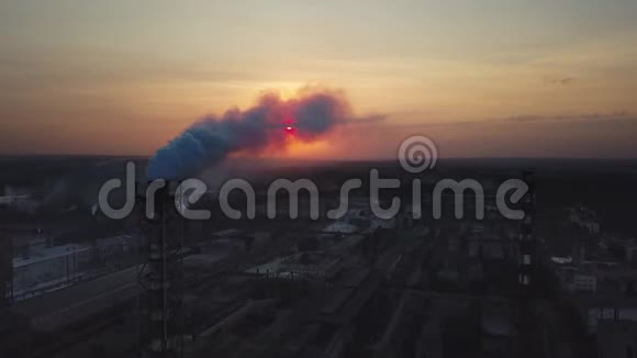 工厂烟雾堆炼油厂石化或化工厂日落时从高处俯瞰视频的预览图