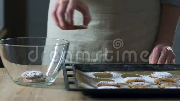 女面包师把美味的巧克力饼干放进玻璃盘子里自制餐视频的预览图