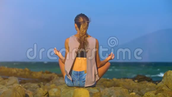 长海女在沙滩后景瑜伽袜中的位置视频的预览图