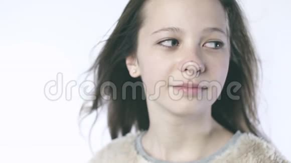 在白色背景上孤立的漂亮女孩的慢镜头特写肖像镜头接近脸部美丽的视频的预览图