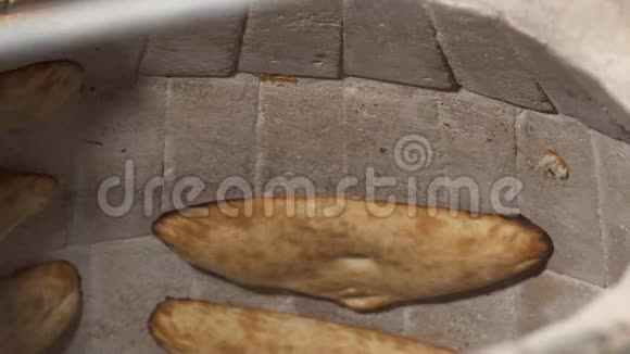 厨师用金属棒从墙上取面包鞋视频的预览图