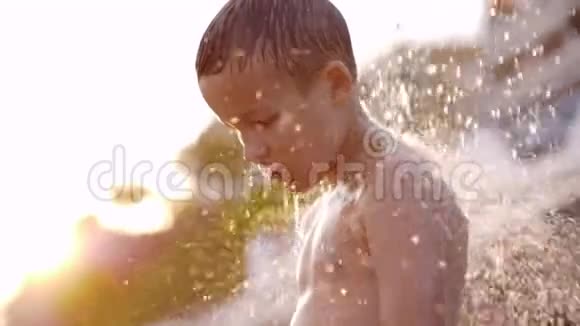 儿童沙滩淋浴阳光直射视频的预览图