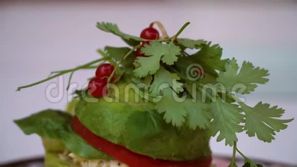 加牛油果和芹菜的生食汉堡视频的预览图