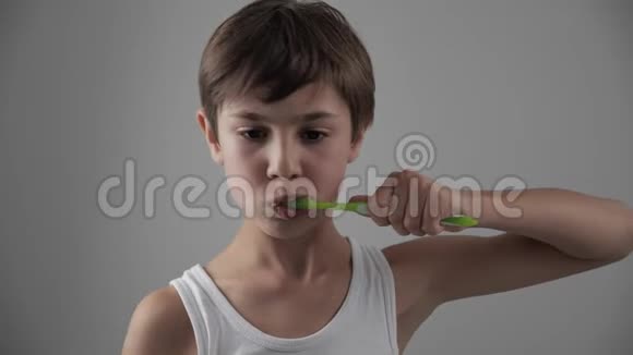 小孩擦牙牙疼得厉害牙科问题视频的预览图