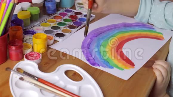 小女孩在家画彩色彩虹视频的预览图