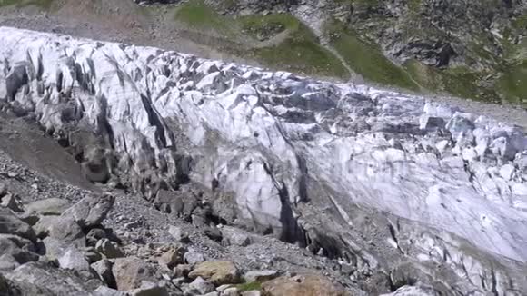 高加索山区的一座大冰川美丽的全景视频的预览图