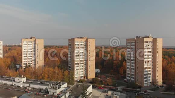 俄罗斯莫斯科10月20日2018Zelenograd森林附近的高层建筑视频的预览图