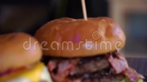 汉堡猪肉配烧烤酱汉堡视频的预览图