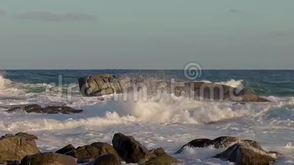 从海滩上的西班牙拍到的有巨浪的漂亮动作镜头视频的预览图