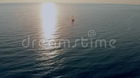 傍晚阳光下海上帆船豪华夏日冒险积极度假视频的预览图
