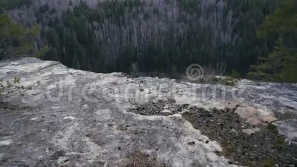 从悬崖上看到山峡景观的岩石性质视频的预览图
