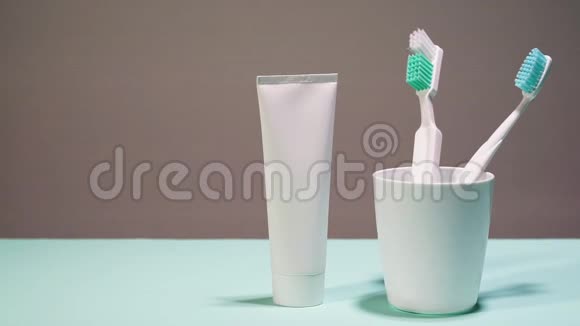 牙刷和牙膏管视频的预览图