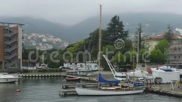 私人游艇停靠在意大利斯佩齐亚港在利古里亚海积极旅游视频的预览图