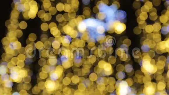 模糊闪烁的抽象假日背景为圣诞节和新年庆祝活动装饰满光的街道视频的预览图