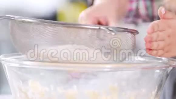 小女孩面包师为芝士蛋糕添加面粉视频的预览图