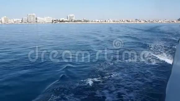 乘坐游艇在地中海沿岸乘船旅行视频的预览图