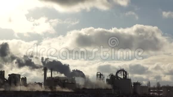 工厂排放的烟雾和烟雾从管道在雾多云污染物进入大气环境污染视频的预览图