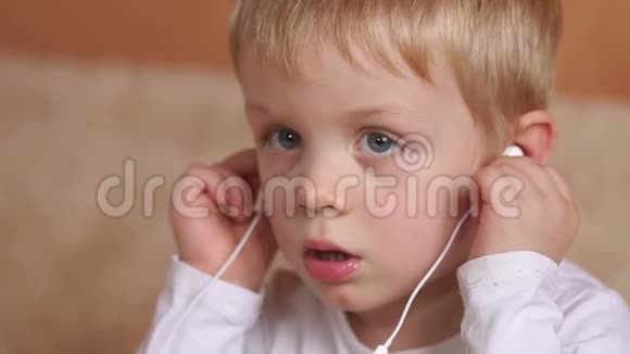 特写表情的小情绪男孩带着耳机视频的预览图