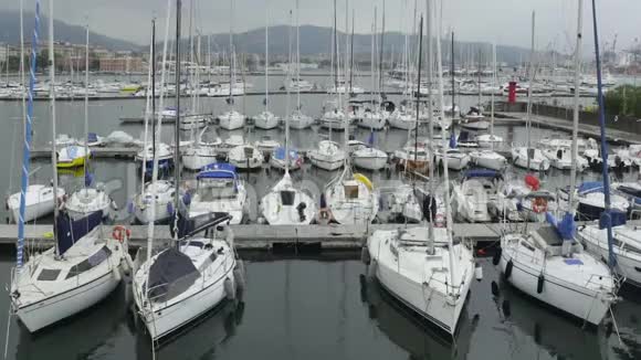 意大利港口的游艇和小船在码头度假的船只租金视频的预览图