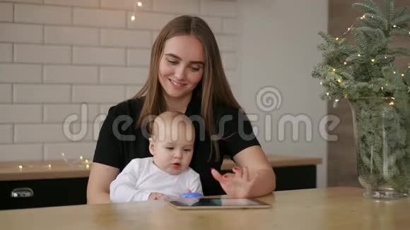 妈妈和宝宝都想在家里的沙发上玩读平板电脑视频的预览图