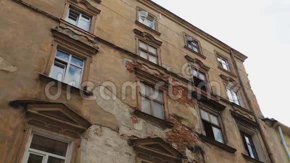 古老的历史城镇古老的建筑立面窗户破碎孤独视频的预览图
