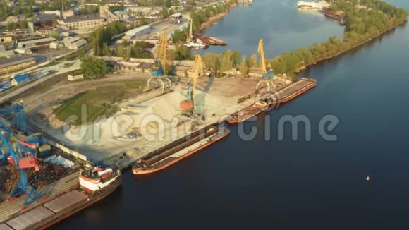 河岸工业区的港口起重机视频的预览图