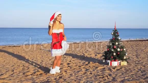 穿着服装的女孩在海滩上的新度假村带着礼物1视频的预览图