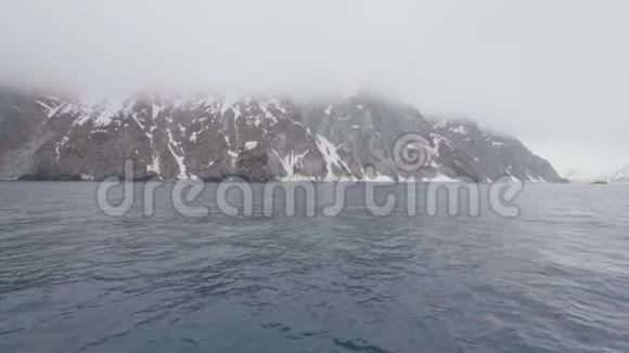 有雪山和海洋中的岩石悬崖的山景视频的预览图
