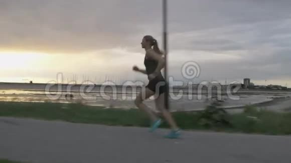 在大海边奔跑的女人视频的预览图