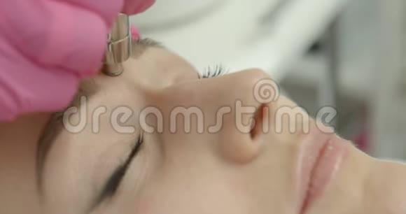 钻石微磨损疗法女人的剥皮程序防皱工具4K录像特写侧视视频的预览图