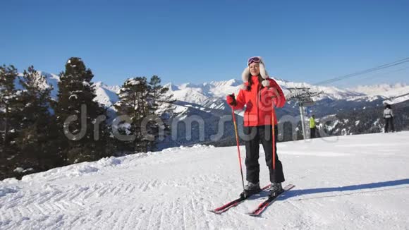 女滑雪者在下一次下山前休息欣赏冬天的风景视频的预览图