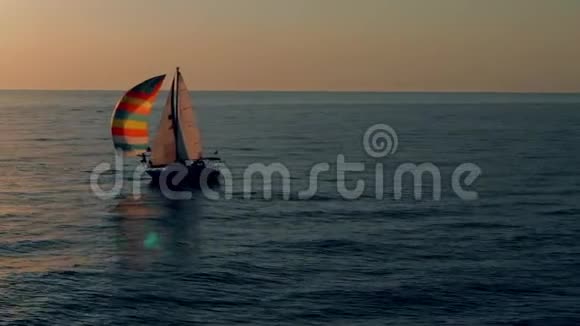 傍晚阳光下海上帆船豪华夏日冒险积极度假视频的预览图