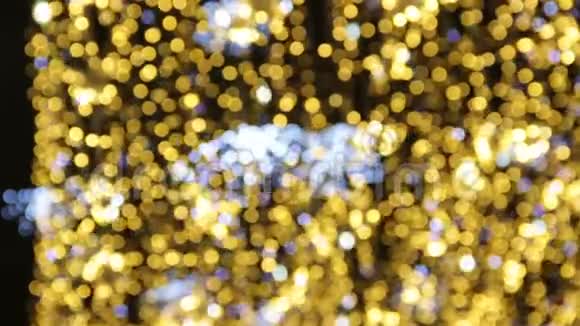 模糊闪烁的抽象假日背景为圣诞节和新年庆祝活动装饰满光的街道视频的预览图