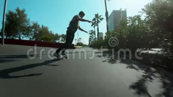 滑板车在加州海滩上骑长木板视频的预览图