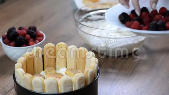 烹饪夏洛特蛋糕与浆果和奶油视频的预览图