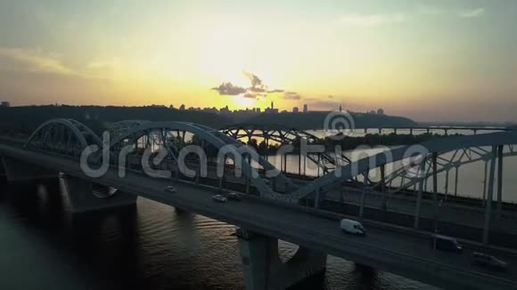 空中镜头日落时分飞升至基辅桥上方视频的预览图