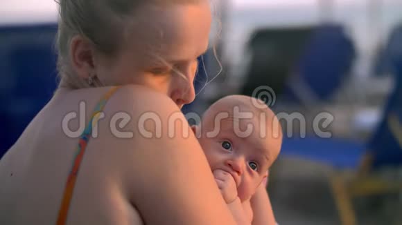 爱的母亲亲吻拥抱宝贝女儿视频的预览图