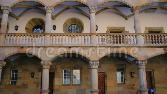德国巴登符腾堡斯图加特旧城堡国家博物馆拱廊视频的预览图