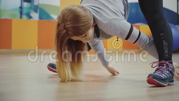 金发美女在健身房做伸展运动视频的预览图