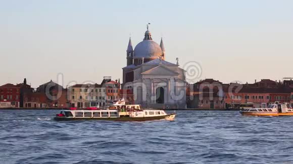 威尼斯日落时看到的美丽的圣蒂西莫雷登托教堂视频的预览图