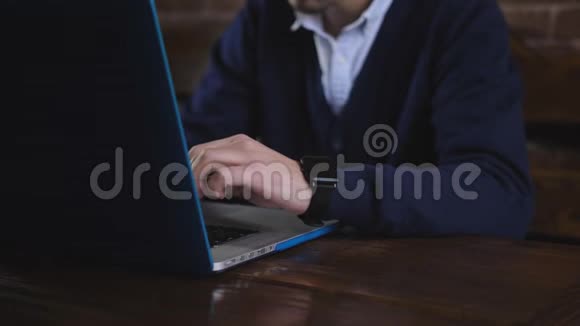 戴眼镜的人热衷于在笔记本电脑上工作一位男性作家正在笔记本电脑键盘上打字特写视频的预览图