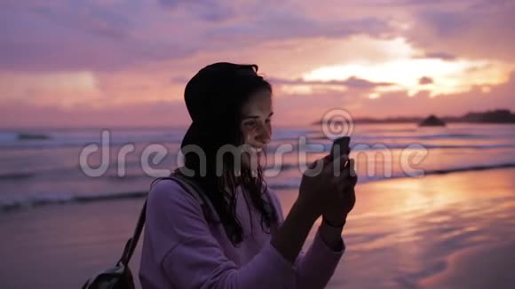 日落时分女孩在海边聊天视频的预览图