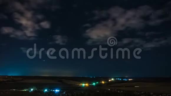 夜晚的时光流逝星空夜空中星星的移动视频的预览图