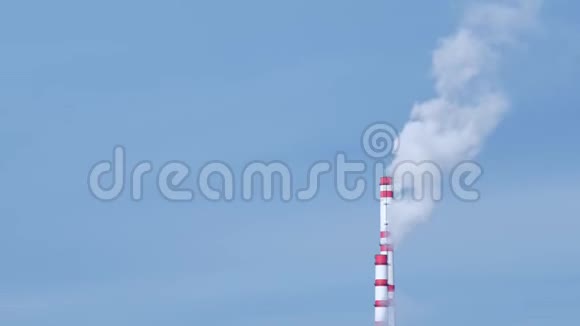 来自两条生产管道的时间推移烟雾污染了蓝天来自生产管道的蒸汽视频的预览图
