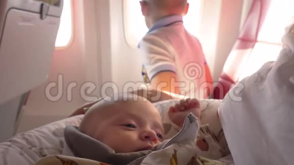 哺乳后在飞机上睡觉的女婴视频的预览图
