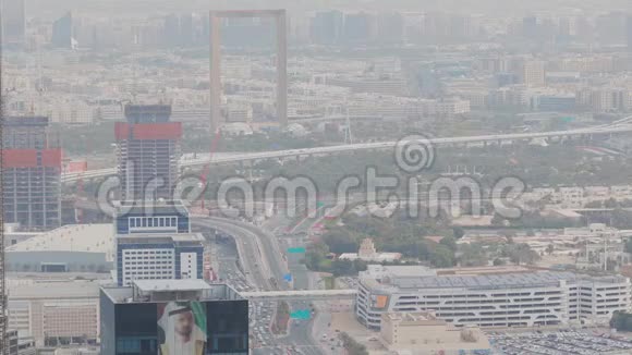 从市中心的起重机可以看到金融区和Zabeel区的交通和正在建设的建筑视频的预览图